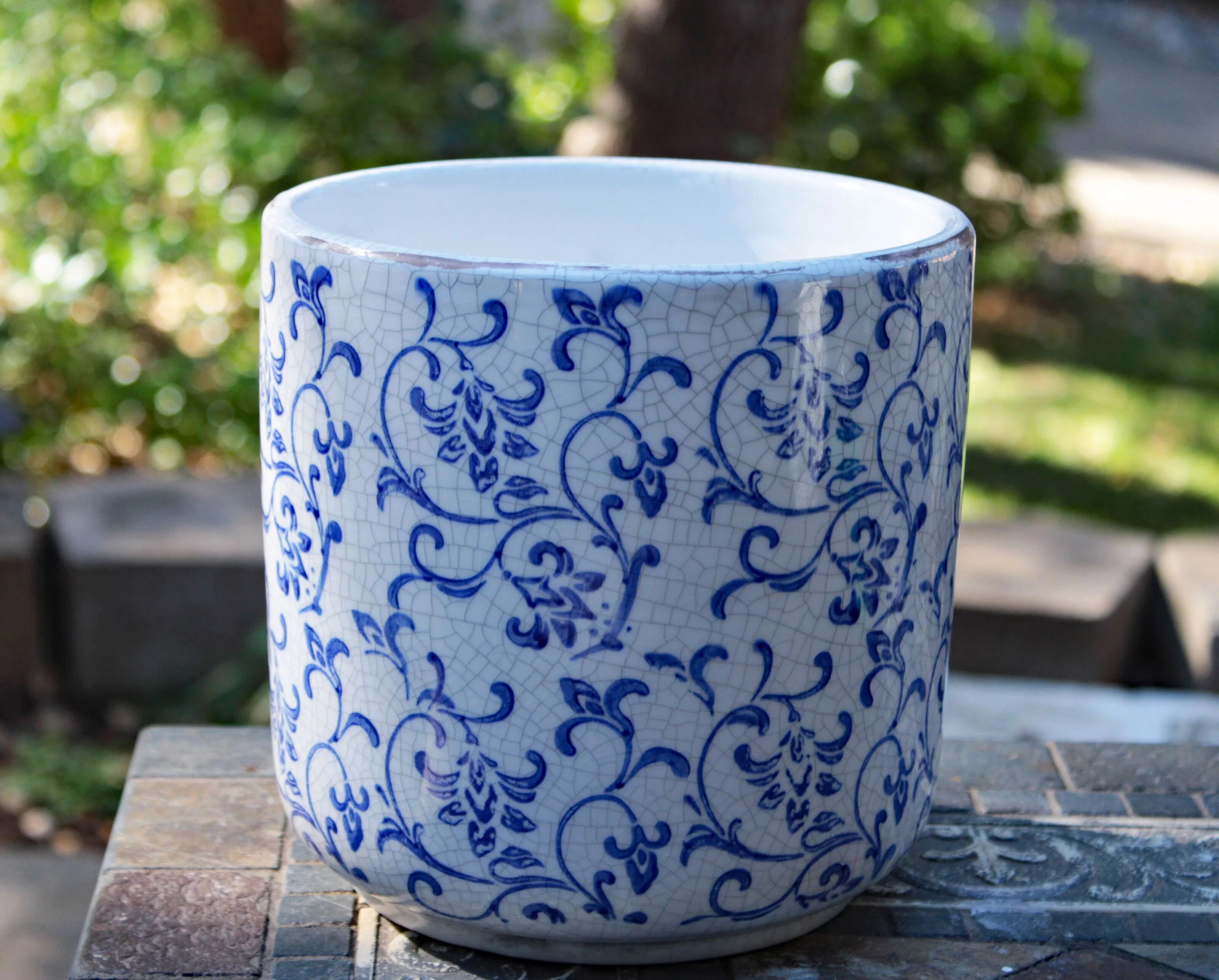 Blue and white ceramic cylindrical garden pot or planter J838221